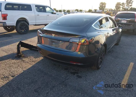 2018 Tesla Model 3 Long Range/Mid Range z USA, uszkodzony, nr VIN 5YJ3E1EA8JF102087